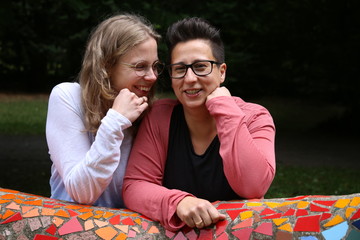 Das Frauenpaar im Park