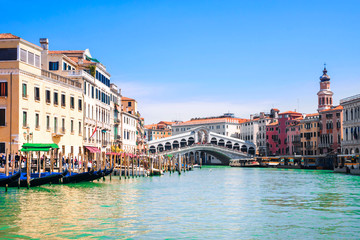 Venice, Italy. Rialto bridge on the Grand Canal in Venice - obrazy, fototapety, plakaty