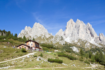 Fototapeta na wymiar Cadinigruppe mit Rifugio Citta di Carpi, Dolomiten, Südtirol