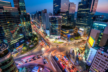 Vue nocturne de la place Gangnam à Séoul en Corée du Sud