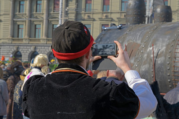 Mann fotografiert am Fasnachtsumzug in Luzern, Schweiz