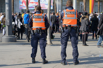Polizei überwacht den Fasnachtsumzug in Luzern, Schweiz