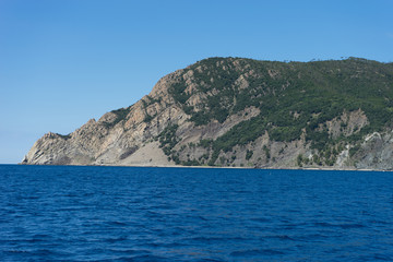 Fototapeta na wymiar Italy, Cinque Terre, Monterosso, Monterosso al Mare, SCENIC VIEW OF SEA AND MOUNTAINS AGAINST CLEAR BLUE SKY