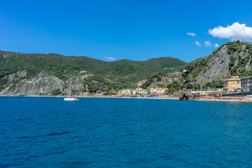 Obraz premium Włochy, Cinque Terre, Monterosso, duża bryła wody z górą w tle