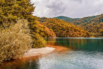 Fototapeta na wymiar Small waterfall of one of the most amazing Plitvice Lakes in autumn, Croatia.
