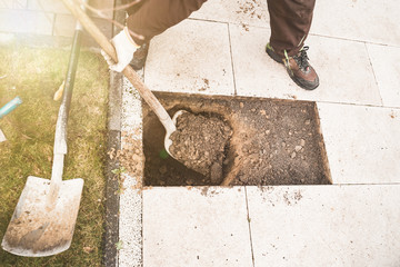 Handwerker gräbt ein Loch für das Fundament 