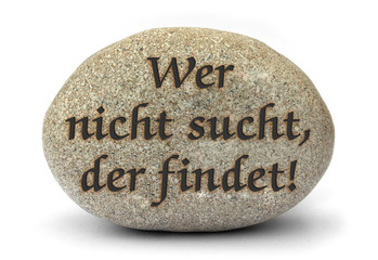 Wer nicht sucht, der findet!, Spruch auf Weisheitsstein