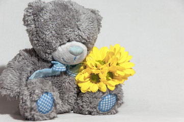 Teddy bear with a yellow bouquet