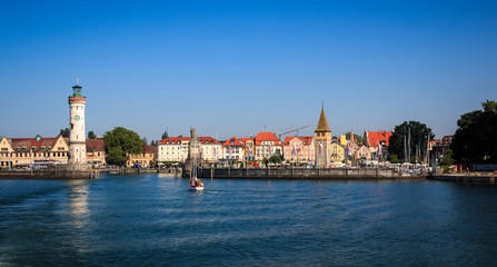 Panorama der Hafeneinfahrt in Lindau am Bodensee in Bayern, Deutschland