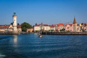 Fototapeta premium Hafeneinfahrt in Lindau am Bodensee in Bayern, Deutschland