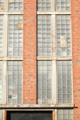 Kachelfenster an roter Backsteinmauer