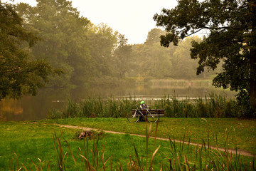 Obraz premium Einsame Person in einem herbstlichen Park 