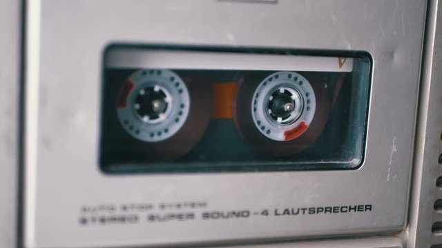 Кассета вставляется в компьютер. Кассета вставляется в магнитофон. Вставляет кассету в видеомагнитофон. Блютуз кассета для магнитофона. Dvd и видеокассеты daewoo sd 780.