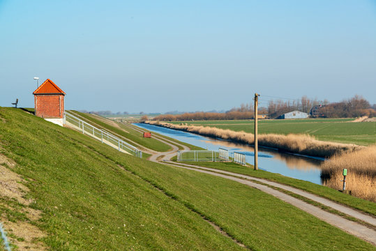 Entw&auml;sserungsgraben und Pumpstation am Nordseedeich im T&uuml;mlauer Koog
