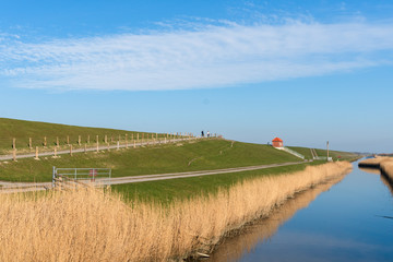 Entwässerungsgraben und Pumpstation am Nordseedeich im Tümlauer Koog