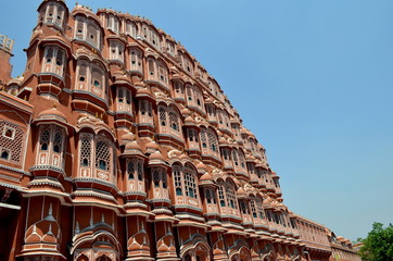 Obraz premium Side view of Hawa Mahal. Hawa Mahal is constructed of red and pink sandstone. The structure was built in 1799 by Maharaja Sawai Pratap Singh in Jaipur, Rajasthan, India.