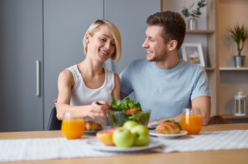 Obraz na płótnie Canvas Happy couple having healthy breakfast
