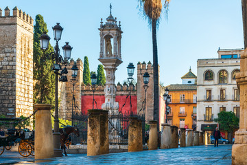 Fototapeta premium Sewilla, Hiszpania - 13 stycznia 2018: Widok na ulicę centrum miasta Sewilla, Hiszpania