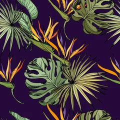 Rolgordijnen Tropische bloemen Naadloze patroon met strelitzia bloemen en tropische bladeren. Hand getekende vector op donkere paarse achtergrond.