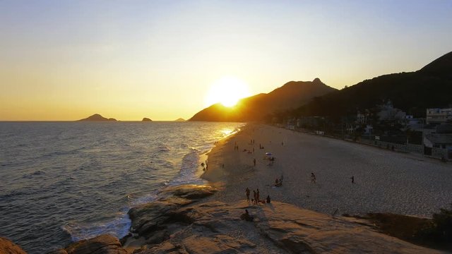 P&ocirc;r do sol na praia da Macumba, Rio de Janeiro.