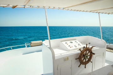 Obraz premium Stylishly beautiful ship yacht in the sea background