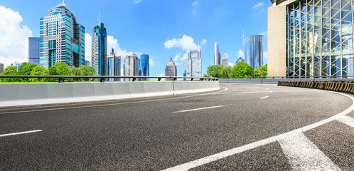 Obraz premium Asphalt road and modern city commercial building scenery in Shanghai