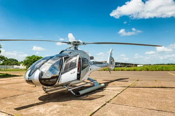 Fotobehang Helikopter klaar voor vertrek op Heliport © DOUGLAS