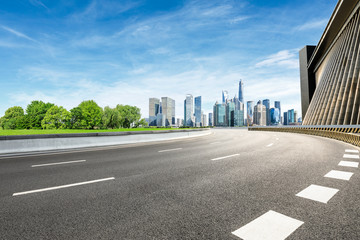 Obraz premium Asphalt road and modern city commercial building scenery in Shanghai