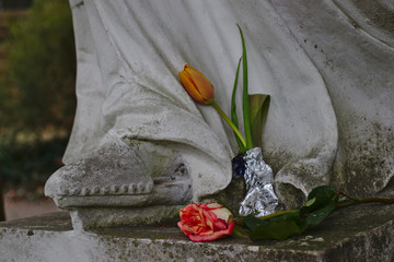 Kwiaty na pomniku