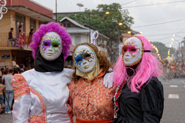 Une belle pose masquée pendant la grande parade de Cayenne en Guyane française
