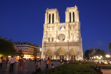 Fototapeta na wymiar Notre Dame de Paris at night