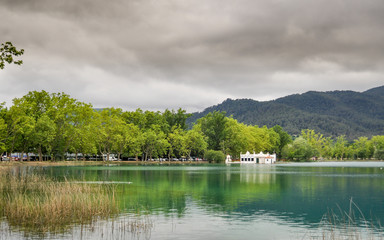 Fototapeta na wymiar El Estanque de Bañolas (l'Estany de Banyoles) es el lago más grande de Cataluña, en la provincia de Girona. Es el principal símbolo de la ciudad de Bañolas.