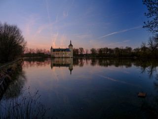 Obraz premium Calm sunset and reflections Kasteel van Horst near Holsbeek, Vlaanderen, Belgium