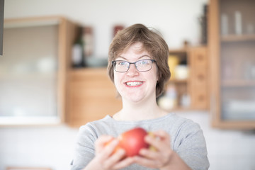 Junge Frau in einer Küche