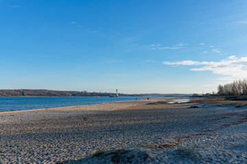 An einem Spätnachmittag im Winter Spaziergang am Falckensteiner Strand in Kiel Friedrichsort bei untergehender Sonne