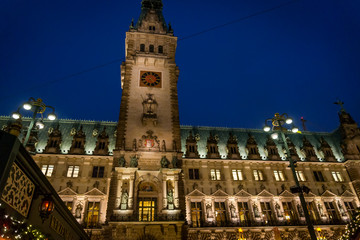 Obraz premium Rathaus, Renaissance Town Hall at night, Hamburg, Germany