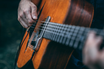 Guitariste jouant de la guitare