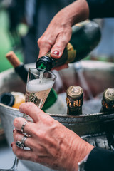 Champagne servit dans une flûte