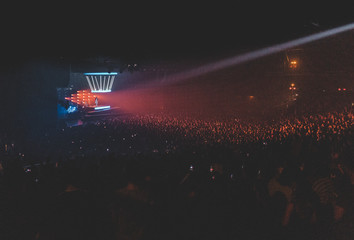 Foule devant la scène d'un artiste durant un concert