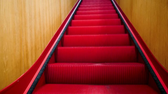escalator, marche rouge