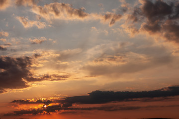 Fototapeta na wymiar schöner Sonnenuntergang in den Wolken