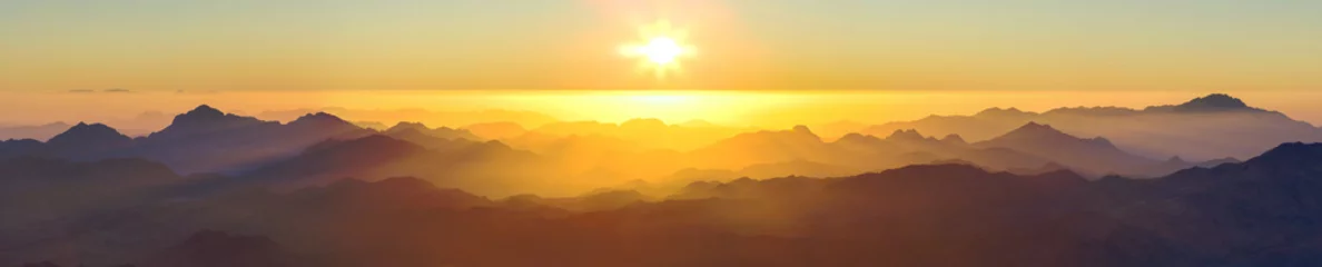 Poster Geweldige zonsopgang op de Sinaï-berg, prachtige dageraad in Egypte, prachtig uitzicht vanaf de berg © Mountains Hunter