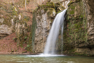 Fototapeta na wymiar Wasserfall am See