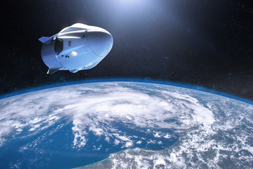 SpaceX Crew Dragon-ruimtevaartuig in een lage baan om de aarde. Elementen van deze afbeelding geleverd door NASA.