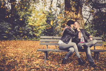 Liebespaar auf einer Bank im Park