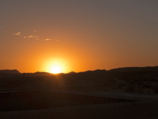 Sonnenuntergang in der Wüste Sahara bei Ouzina in Marokko
