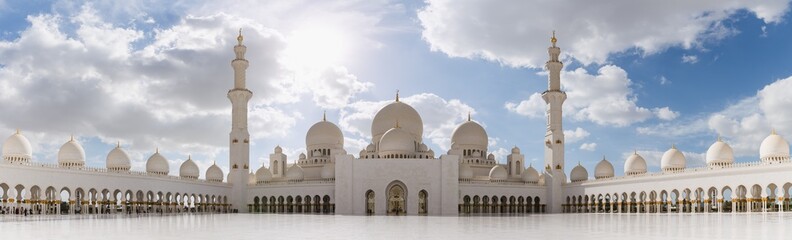 Fototapeta na wymiar Panoramic view of the inner courtyard of the white mosque of Abu Dhabi on a sunny day