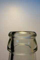 Öffnung einer Flasche aus Glas, oberes Ende vom Flaschenhals vor weißem Hintergrund in Nahaufnahme