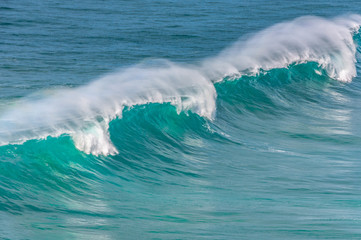 Naklejka premium big ocean waves in windsy weather