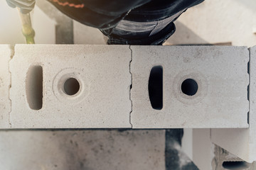 Maurer zieht eine Innenwand hoch